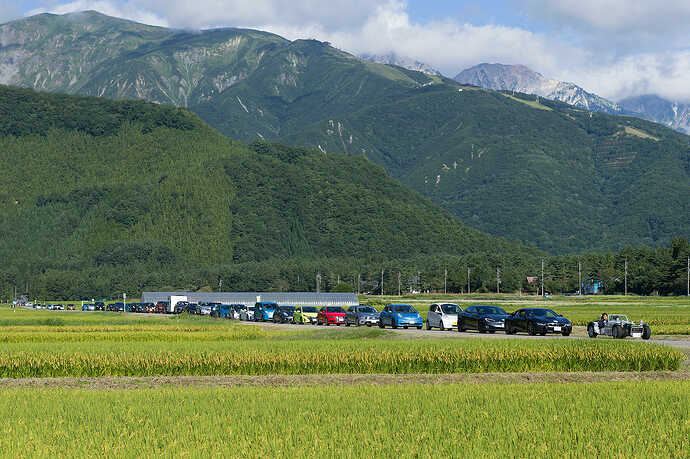 2017年、参加車両による村内パレード走行風景（今年はパレードは行われません）