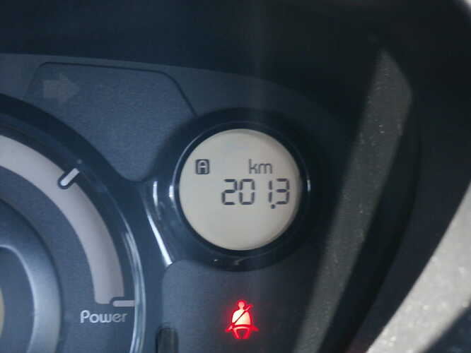 途中無充電で200km超え：カタログ値では最大172kmのXグレードで。