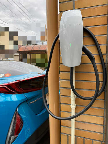 モデル3の納車より早く設置された、テスラ車充電用「ウォール・コネクター」。画面左のプリウスPHVには、これでもう充電はできなくなってしまいました。