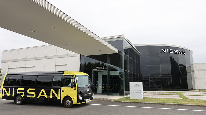 工場見学専用の大型バスが用意されています。