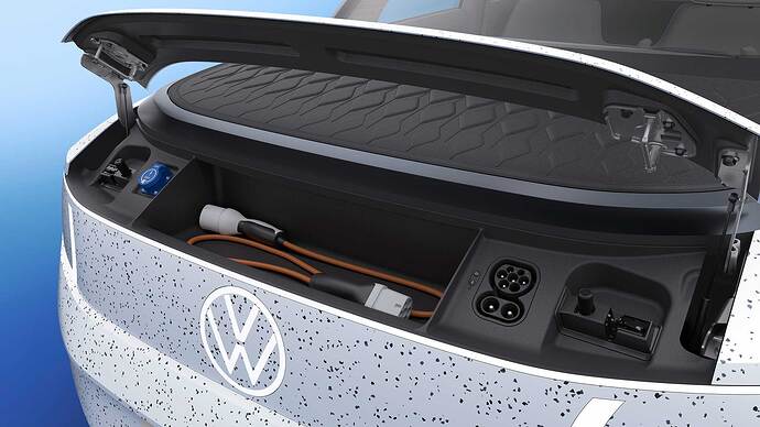 充電ポートがフランク内なので、充電時は全開？ コンセプトモデルとはいえ、もう少し詰めてほしいところです。