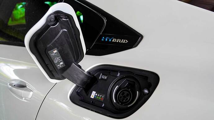 普通充電のみに対応。グループPSAは「PHEV」の表記をモデルに用いず「ハイブリッド」で表現。