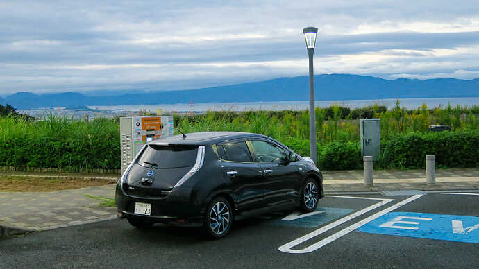 新東名駿河湾沼津SA（下り線）で往路1回目の急速充電。