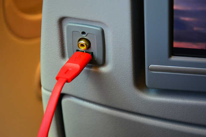 USB電源の装備は、航空機や鉄道車両で一足先に普及し始めている。いまだに住宅に装備されない方がおかしい。「住宅って、どんだけ遅れてんの？」と言いたい。