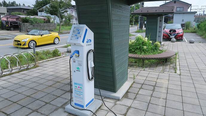 普通充電しながらランチ、もありですね。