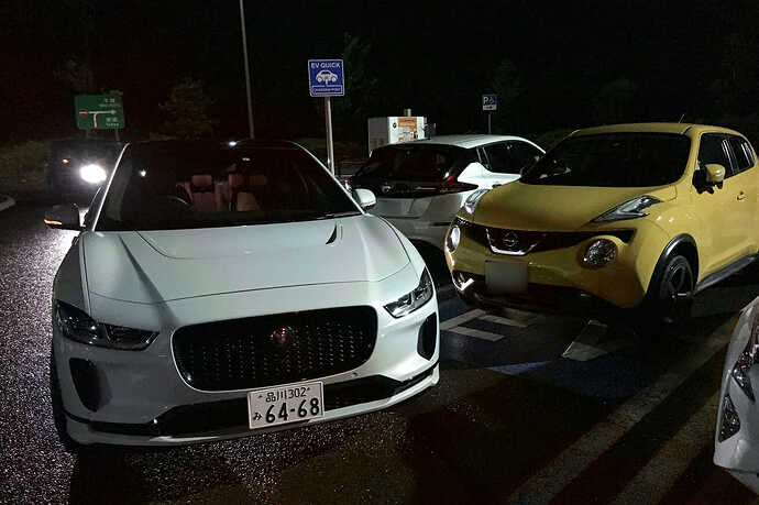 静岡SAでエンジン車の前に横付け、の図。
