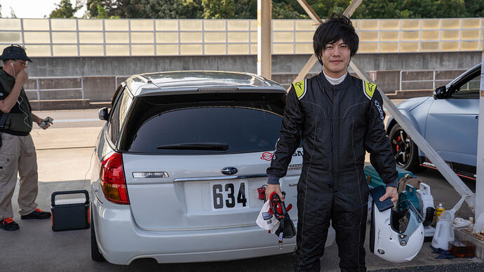 初参戦のレガシィと山下将史選手。