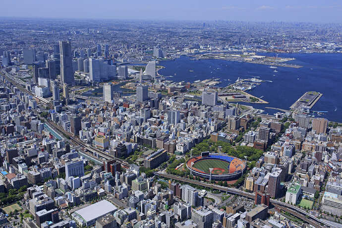 画面左上から右下に走るのはJR根岸線。中央やや右下が横浜スタジアムで、その左隣りの縦長の建物が横浜市庁舎だ。スタジアムの海側の端には神奈川県庁も見える。