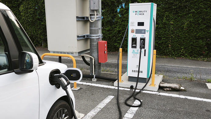 90kW急速充電器で充電中。