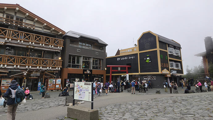 登山客で賑わう富士山五合目。