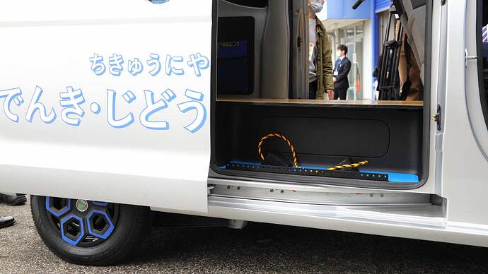 荷室の床面が大きく上がっています。バッテリーを置くならここでしょうが台車を収納したりしているので謎です。