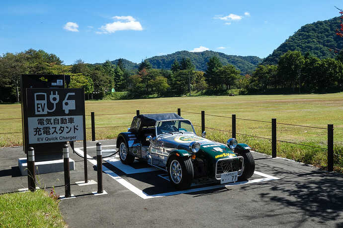 56日間で沖縄を除く全都道府県8160kmを走破。161カ所で急速充電しました。写真は十和田湖畔にて。