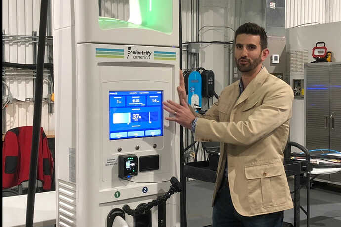 ユーザーインターフェースのデモンストレーションをするチーフエンジニアのSeth Cutler氏。