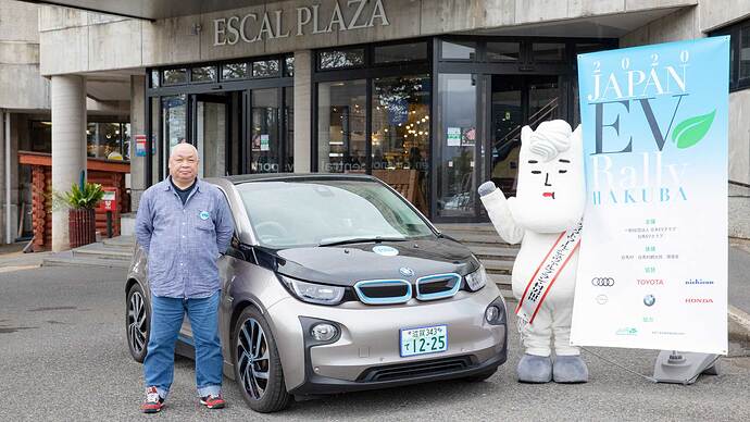 一番乗りでゴールした滋賀県から参加の三坪達也さん。このi3はヤフオク！でお得にGETしたそうです。
