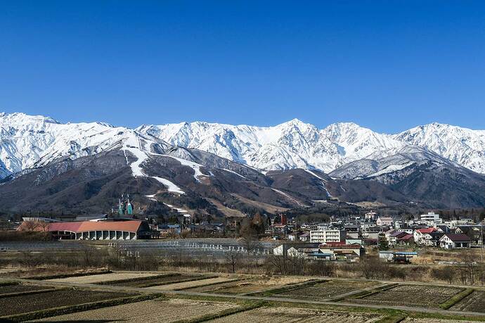 取材に行った12月16日の白馬村。標高約700mの村内に、まだ雪がない。