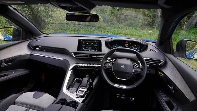 「i-Cockpit」の名称が与えられた運転席まわり。