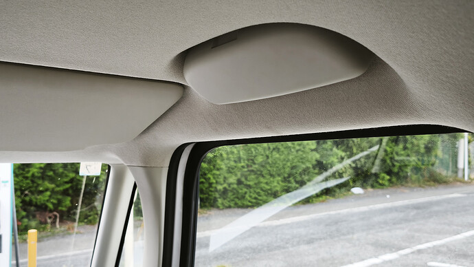 運転席の取っ手はなく、サングラスホルダーになっている。