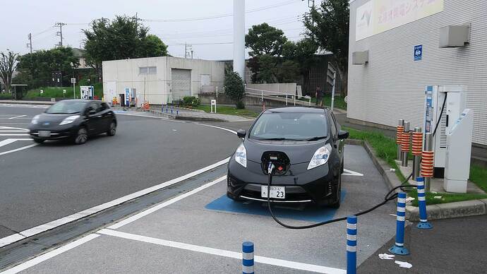 海老名SA上り線で、往路出発時と同じくらいまで急速充電。
