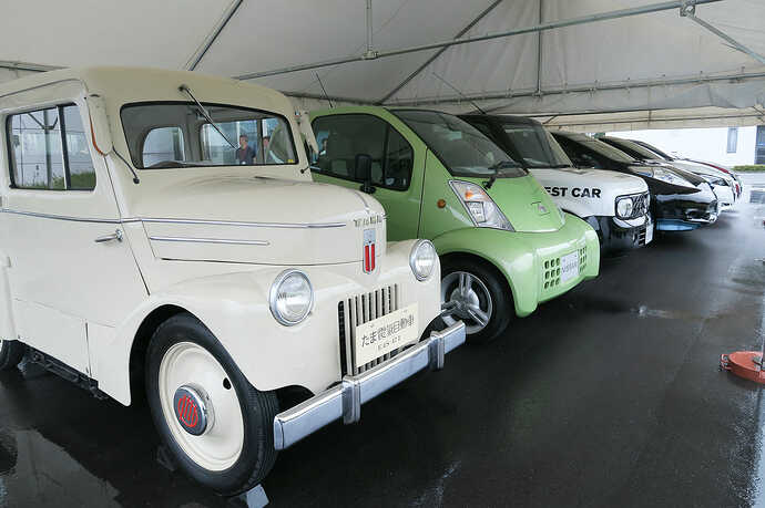会場入口には、日産のヘリテージEVも展示！