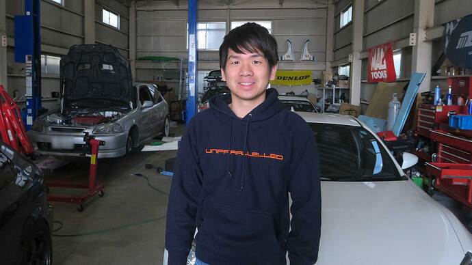 ドライバーを務めた根來玄さん。