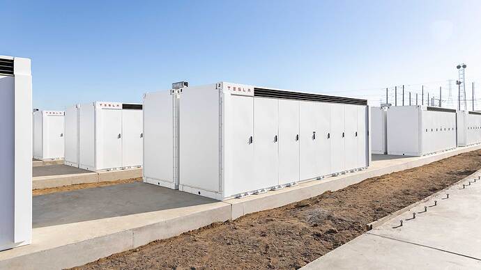 アメリカ カリフォルニア州 モスランディングに建設中の世界最大級の182MW/730MWhのMegapackシステム。ピーク用天然ガス発電所の代替として設置され、容量市場への参加も予定。（2021年第二四半期 稼働予定）