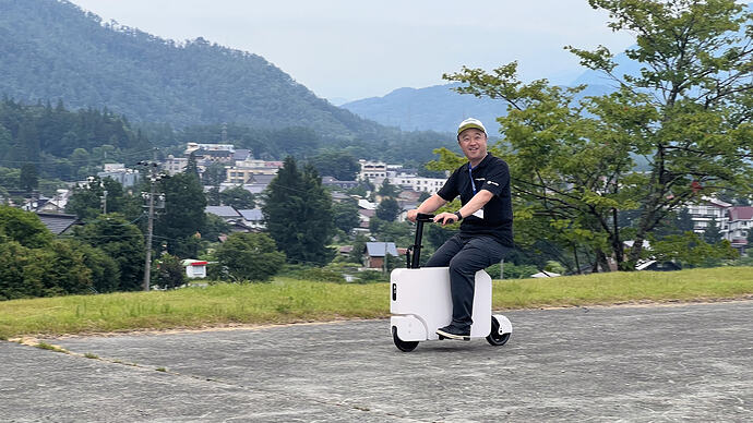 会場の端っこで試乗も体験（この写真で乗っているのは筆者ではありません）。