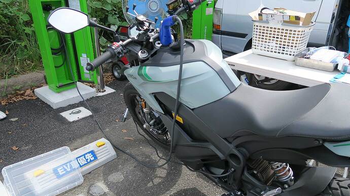 発電器からの100Vと普通充電器からの200Vを併用して充電中。