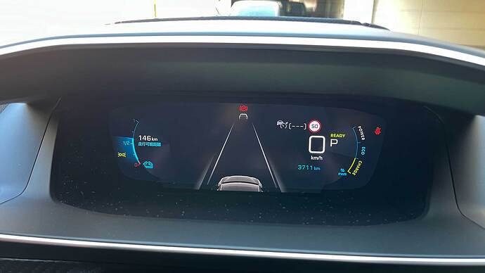運転中のメーター表示では、アナログの残量計と、航続可能予測距離の表示だけが電池とのコミュニケーション手段。