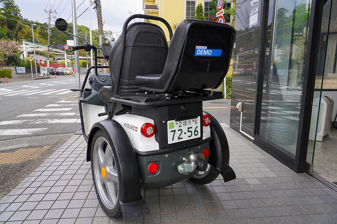 車両後部にヒッチメンバーを標準装備。画像の車両はオプションの軽トレーラーをけん引するための2インチ汎用ヒッチメンバーを装備している。