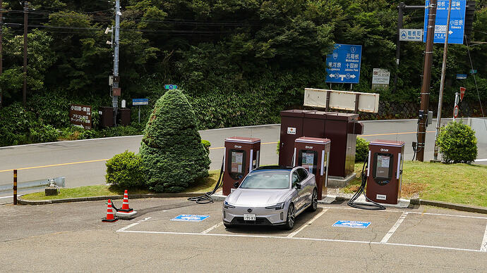 複数台のES90が並んで充電するケースもあって。電気基本料金のデマンドが気になってしまいました。