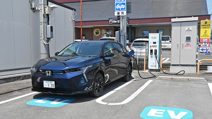 富士宮市内のセブンイレブン駐車場で急速充電。