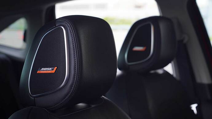 日産オーラの「BOSE パーソナルプラスサウンドシステム」には、専用設計のヘッドレストスピーカーを備える。