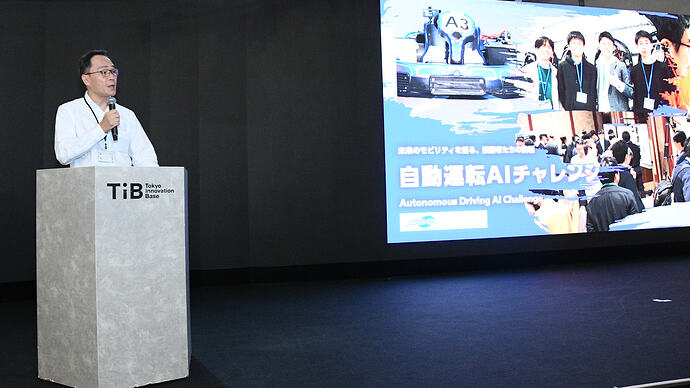 開会の挨拶をする自動車技術会の増田事務局長。