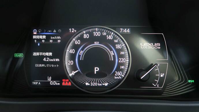 電池残量はエンジン車のようなアナログ型のメーター表示となる。