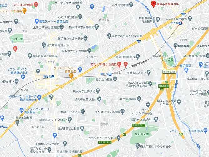 青葉区の中心地は、区役所のある「市が尾（いちがお）」です。画面右上に区役所が見えています。今回QCが設置が設置された場所は、画面左下「しらとり台」という地名が見えますが、その左下の川に近い道路沿いです。「田園都市幼稚園」や「横浜みどりの学校ひまわり」に沿った道です。（Google Mapより転載）