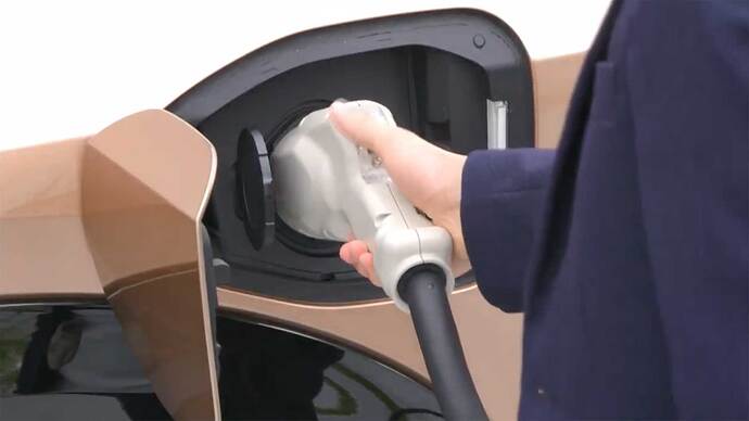 急速充電ポートは左フロントフェンダー部に配置。普通充電のポートは見えないので、おそらく右側のリッド内かと思われます。（会見動画よりキャプチャ）