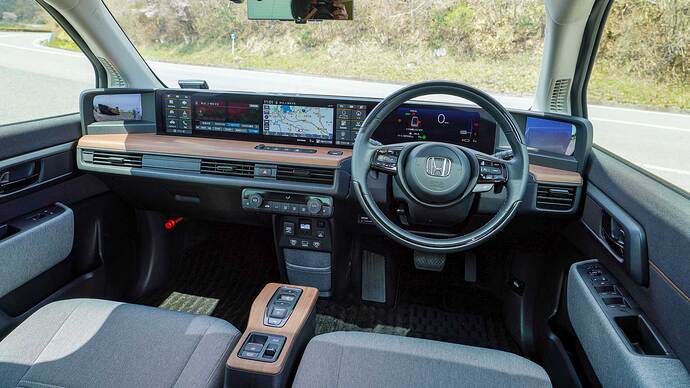 斬新なHonda e のインパネ。
