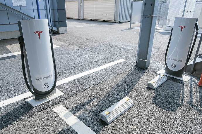 東雲の「アーバンスーパーチャージャー」。約150kWの電源を2台に分割して使用します。