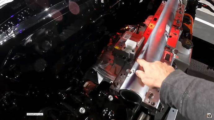 エアサスタンクの後ろに隠れるリチウムイオン12Vバッテリー。出典：Drag Times