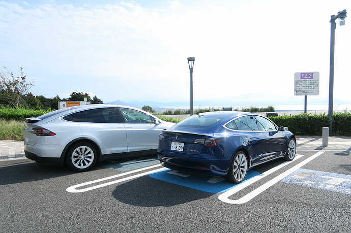 13時半、駿河湾沼津でトイレ休憩。モデルX が充電していたので並んで写真を撮りました（すぐに一般駐車区画へ移動）。渋滞のせいで、東京からここまで3時間以上かかってしまいました。