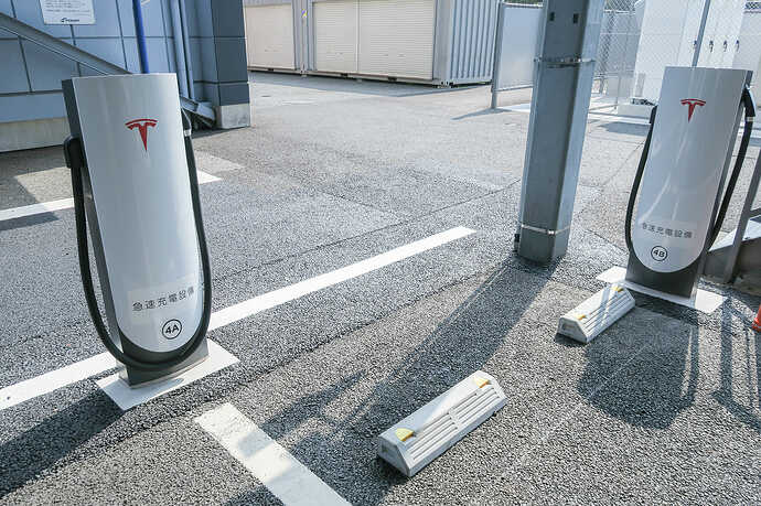 2台の充電器がペアで元電源を分け合っているそうです。