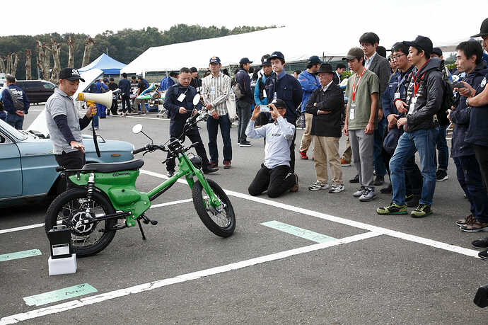 オズモーターズのブースに展示されていた「e-cub」が注目を集めていました。