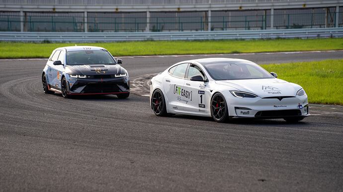 レース序盤からテスラVSヒョンデの激戦模様。