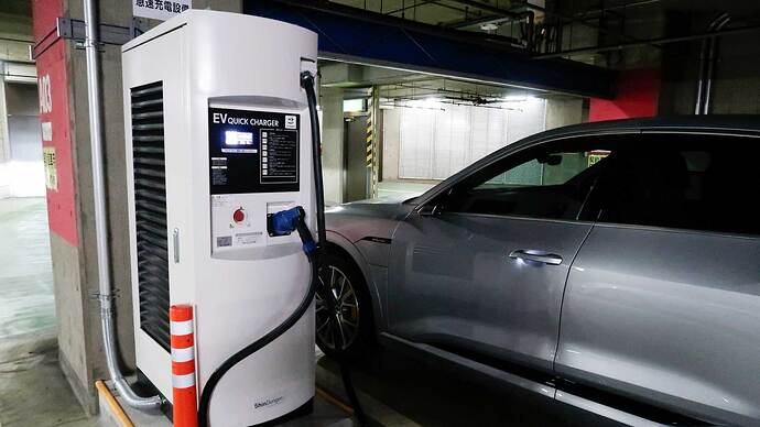 駐車場に自前の急速充電器を設置。最大出力50kWのタイプです。