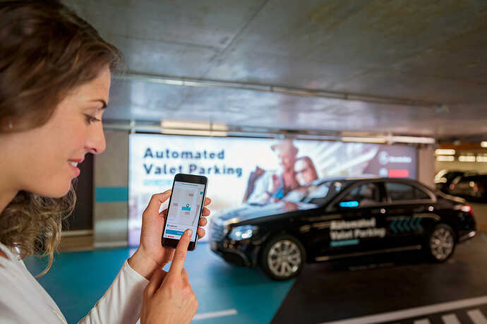 スマホのアプリで指示をすると自走して駐車スペースに駐車。さらに自走でピックアップ場所まで走ってきます。© Daimler AG