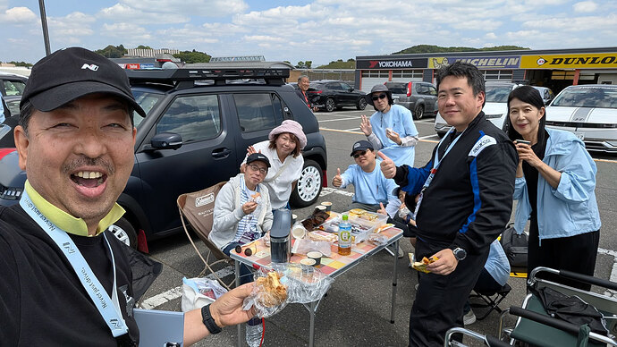 冨田選手（右から2番目）と、サポートに駆け付けたHMCJのみなさん。