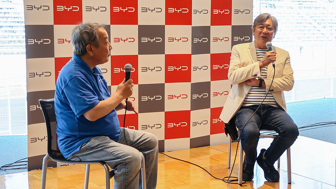 国沢光宏氏（右）。聞き手は広報部長の池畑浩氏。