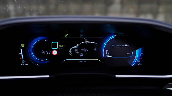PHEVモデルのデビュー時、LEDメーターが改良され高精細になり、とても見やすくなった。表示パターンは多彩。画像の表示は、ゼロ・エミッション走行割合が表示されている。