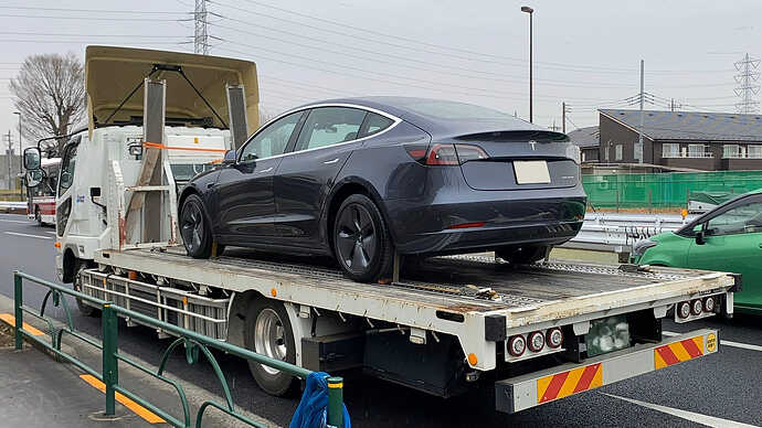2020年1月下旬にモデル3が納車。車搬車で運ばれて来たときの様子。