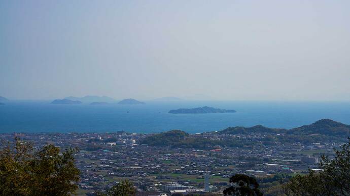 仙遊寺の境内から瀬戸内海を望む。弘法大師は入定留身し即身仏となった。日本最後の即身仏はこの寺で五輪塔と地蔵菩薩がまつられている。